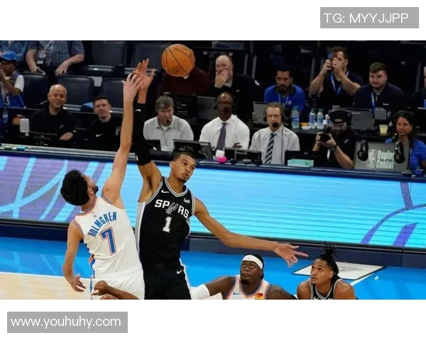 雷霆与马刺季后赛首战精彩回顾双方球员表现分析与战术对决探讨